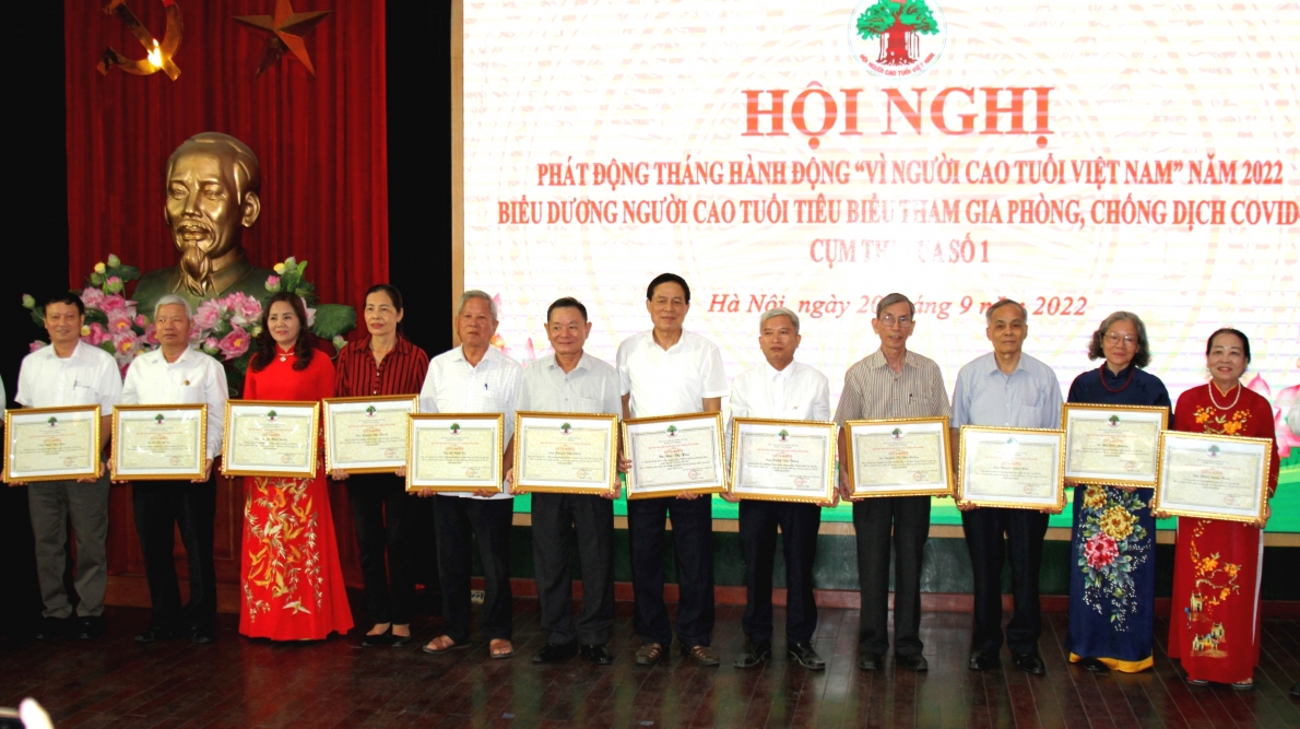 Các cá nhân tiêu biểu phòng chống dịch bệnh Covid-19 được Hội NCT thành phố khen thưởng