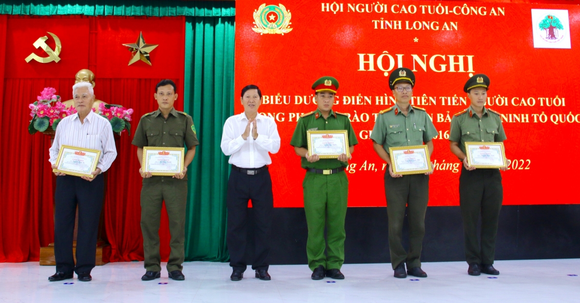 Trưởng BĐD Hội NCT tỉnh Long An Nguyễn Văn Hiền khen thưởng các cá nhân tiêu biểu trong chương trình phối hợp