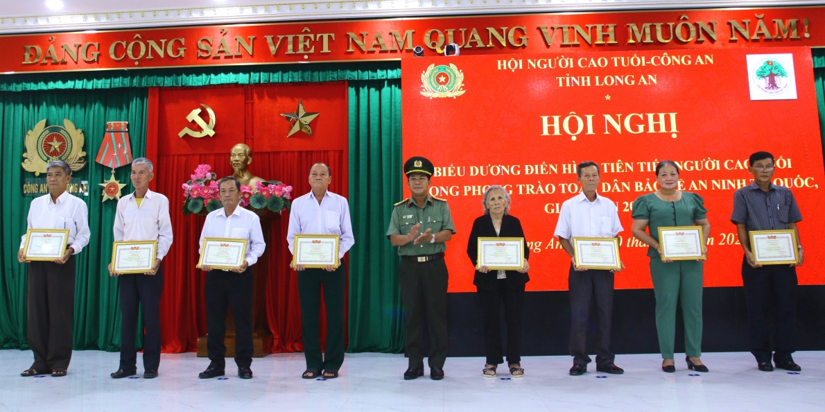 Trao Giấy khen của Giám đốc Công an cho các cá nhân tiêu biểu trong chương trình phối hợp