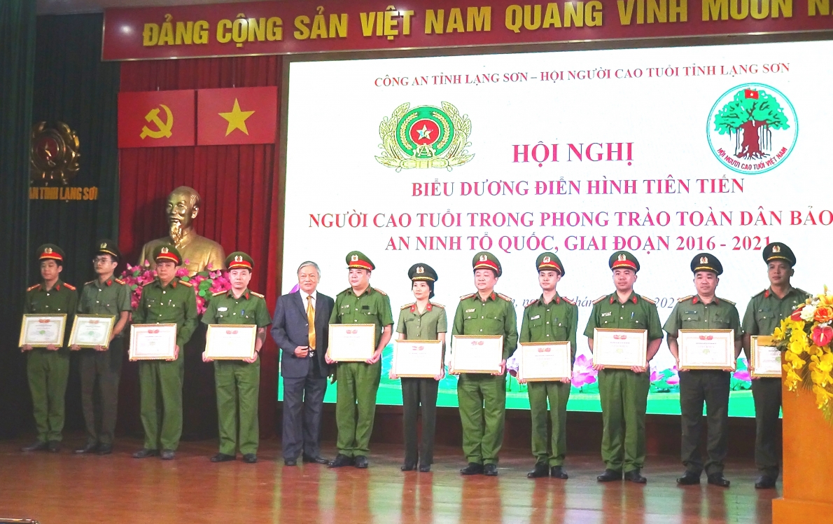Ông Nông Ngọc Tăng trao Giấy khen Hội NCT tỉnh cho các cá nhân tiêu biểu