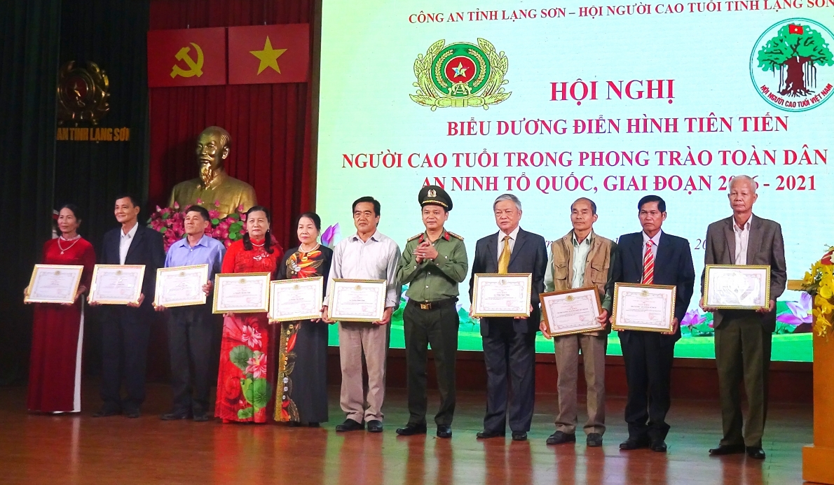 Trao Giấy khen của Giám đốc Công an tỉnh cho các cá nhân tiêu biểu