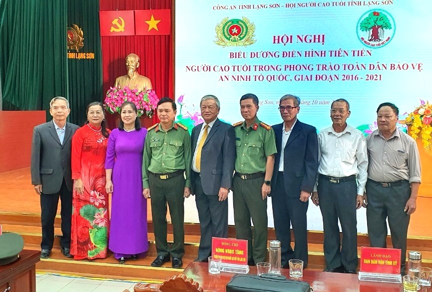 Các đại biểu chụp ảnh lưu niệm