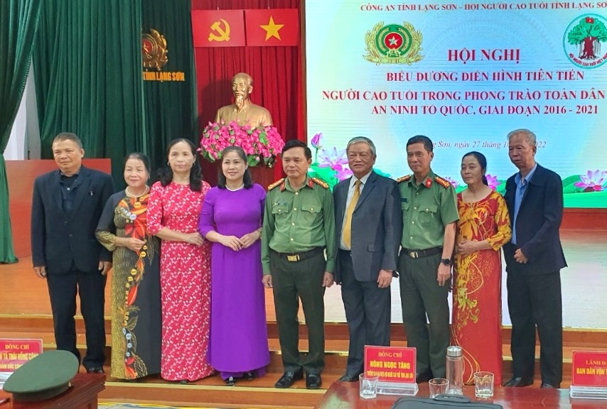 Các đại biểu huyện Bắc Sơn chụp ảnh lưu niệm