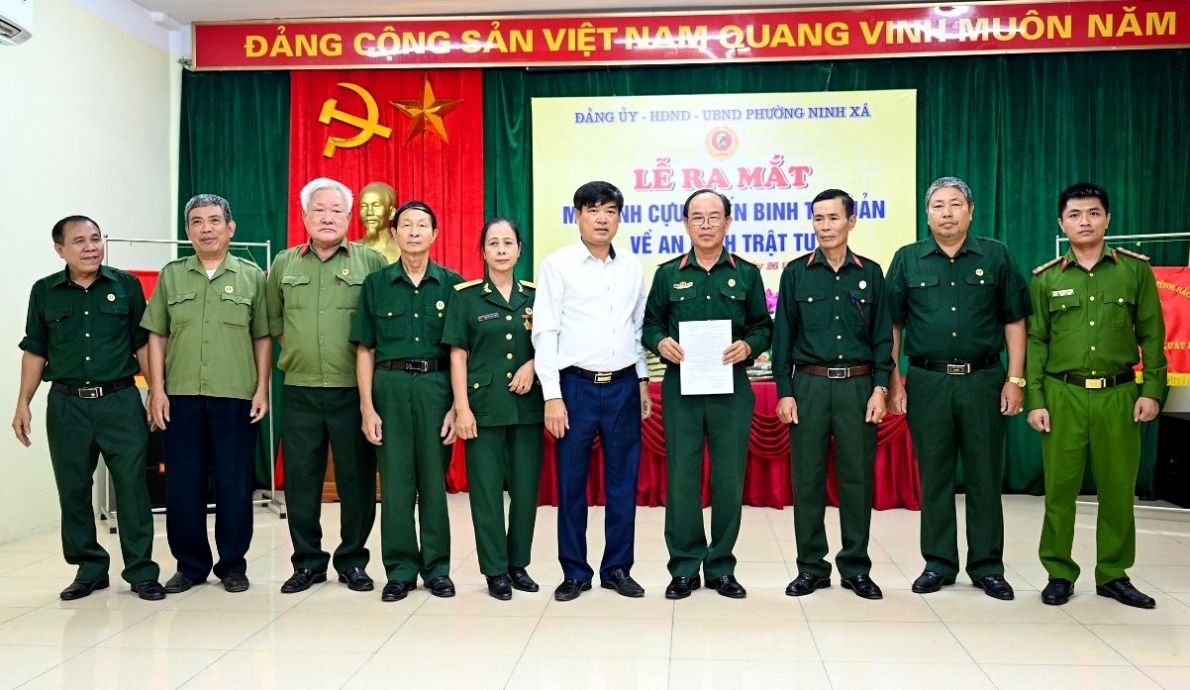 Ông Ngô Quang Huy (thứ ba từ phải sang) tham gia mô hình CCB tự quản về an ninh trật tự