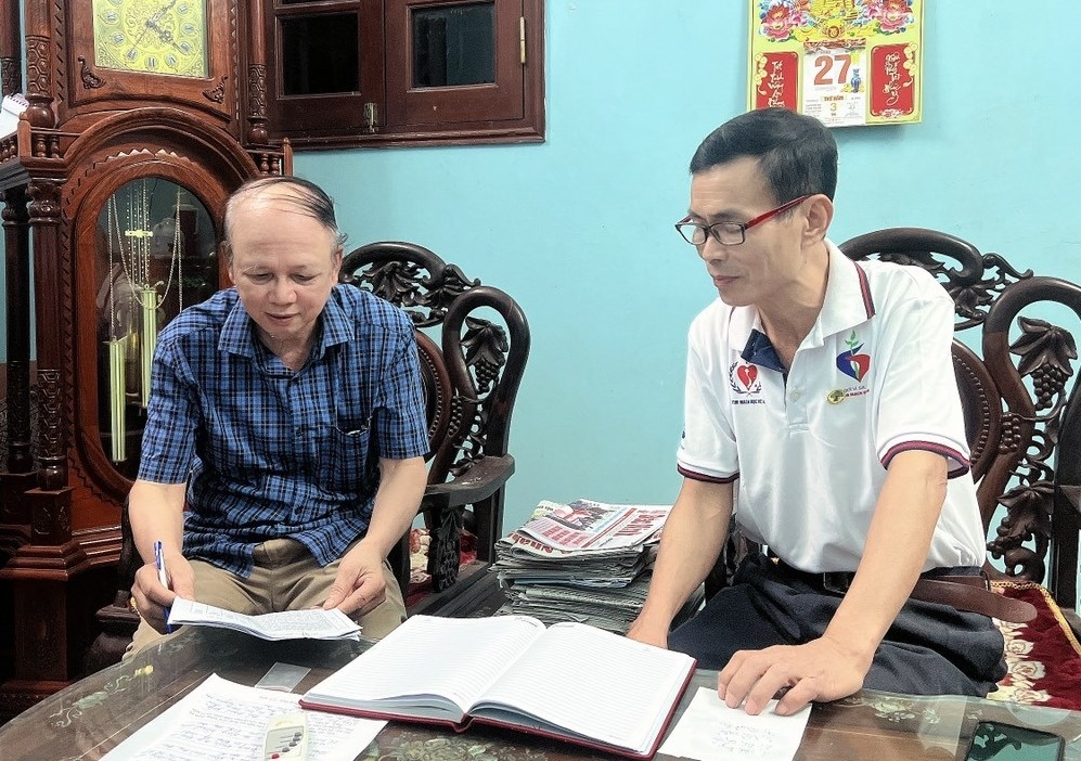 Ông Ngô Quang Huy trao đổi công việc với cán bộ Hội