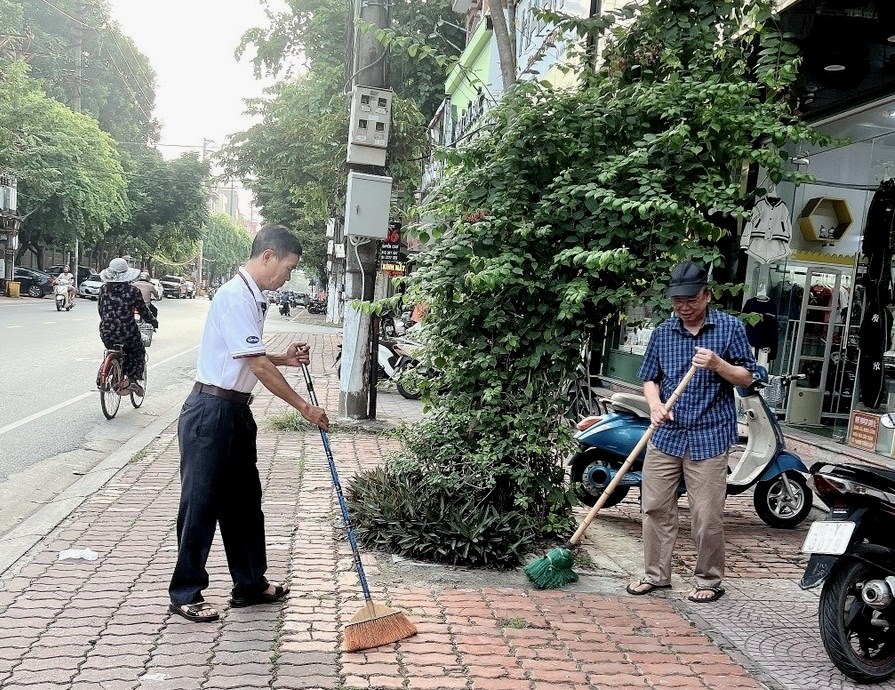 ...tham gia quét dọn làm sạch đẹp đường phố
