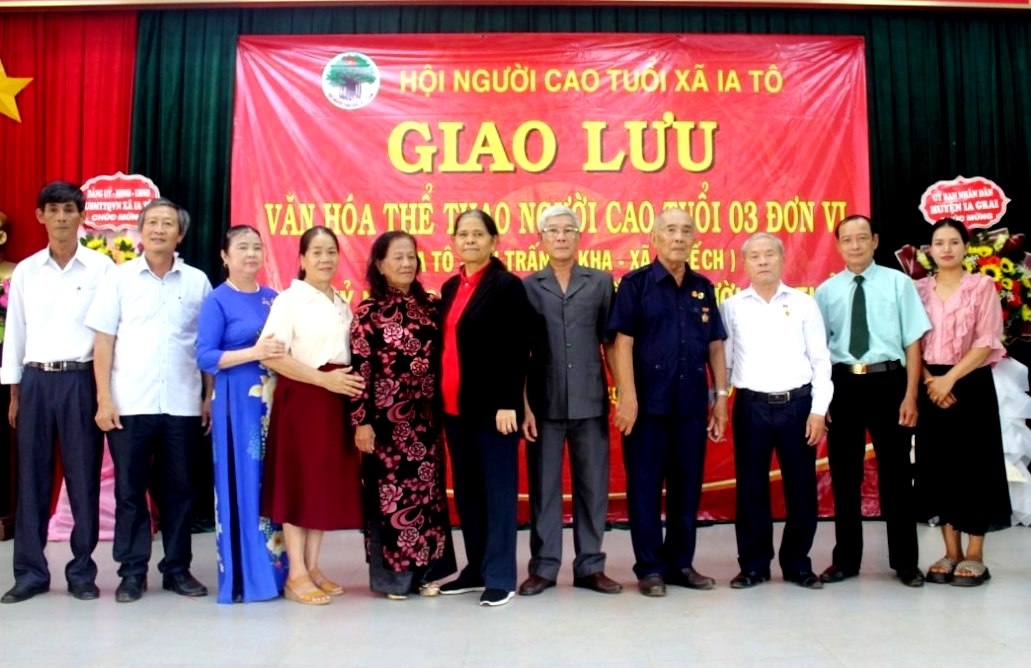 Các đại biểu chụp ảnh lưu niệm