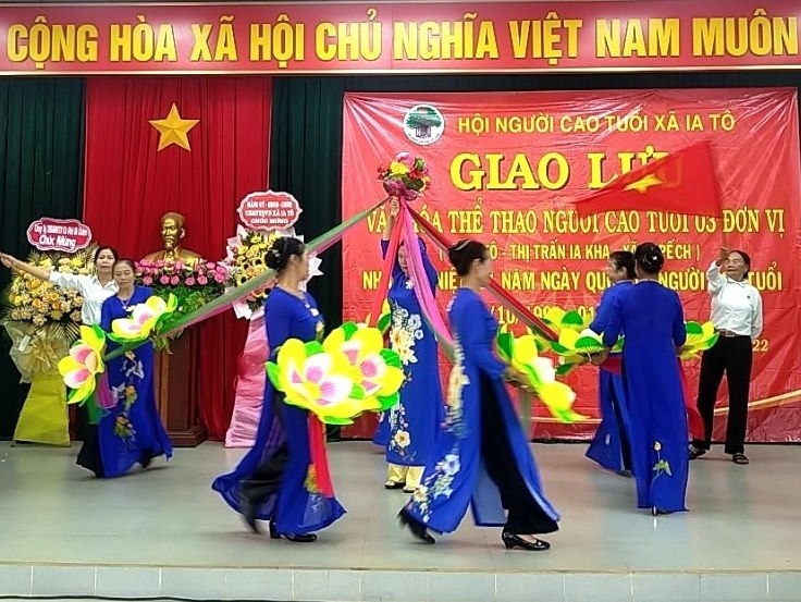 Một tiết mục văn nghệ của CLB Văn - Thể NCT xã Ia Tô