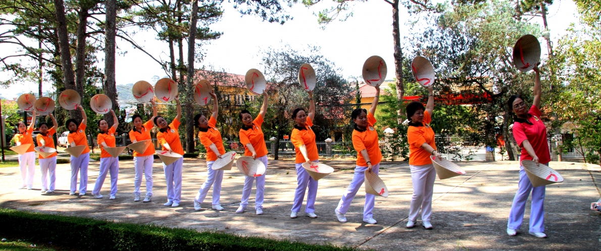Múa nón, tiết mục của người cao tuổi thành phố Đà Lạt.