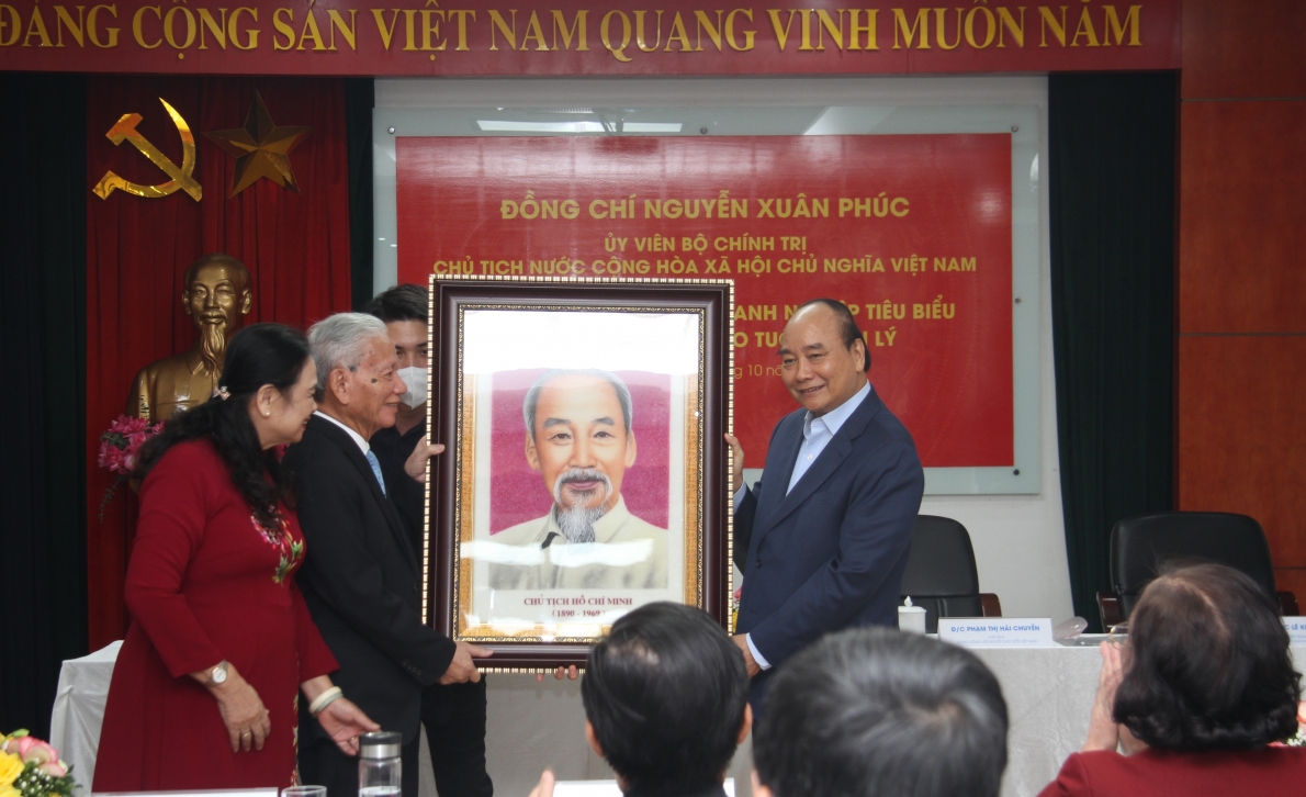 Chủ tịch nước Nguyễn Xuân Phúc tặng bức ảnh Bác Hồ cho doanh nhân Đinh Quang Bào