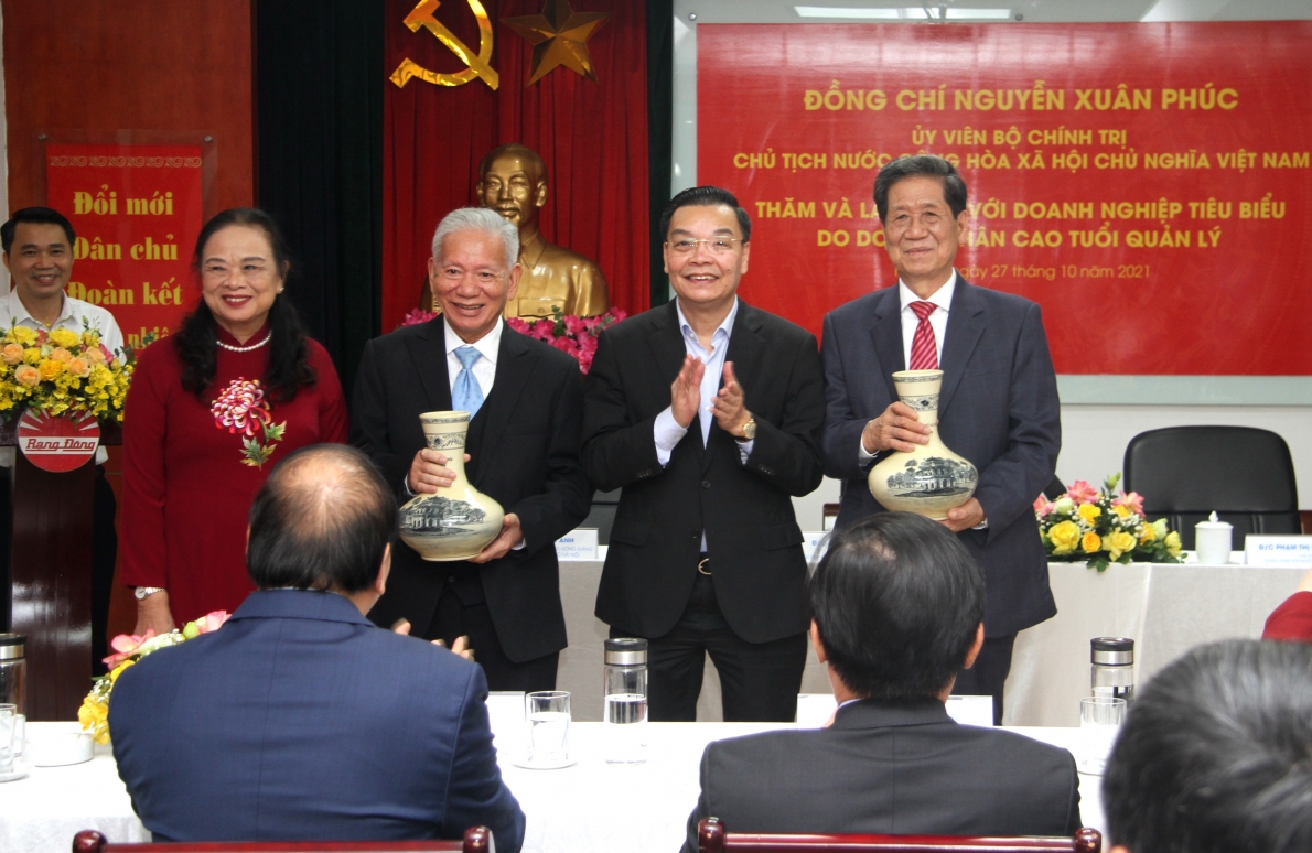 Chủ tịch UBND thành phố Hà Nội Chu Ngọc Anh tặng quà các doanh nhân cao tuổi