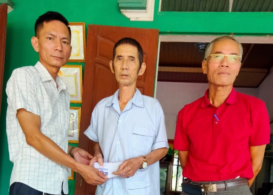 3 Tặng quà NCT có hoàn cảnh khó khăn thị xã Quảng Yên