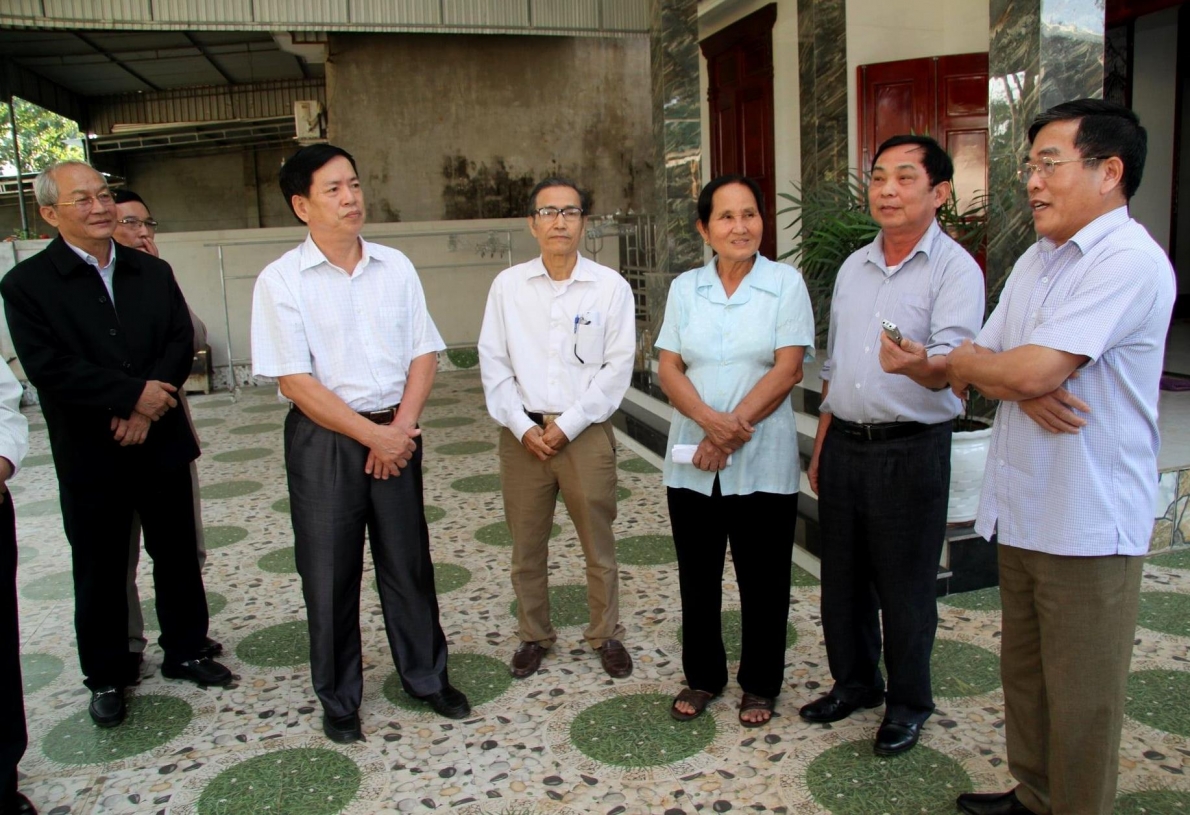 Lãnh đạo Hội Người cao tuổi tỉnh Nghệ An thăm hội viên làm kinh tế giỏi