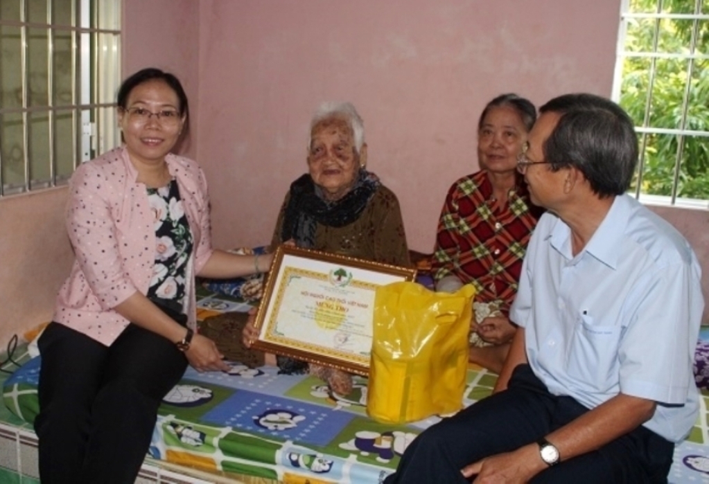 Tặng quà mừng thọ NCT thị xã Ngã Năm, tỉnh Sóc Trăng