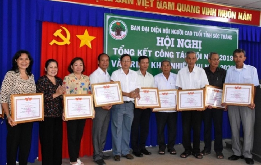 Trao Bằng khen Trung ương Hội cho các tập thể, cá nhân xuất sắc tỉnh Sóc Trăng