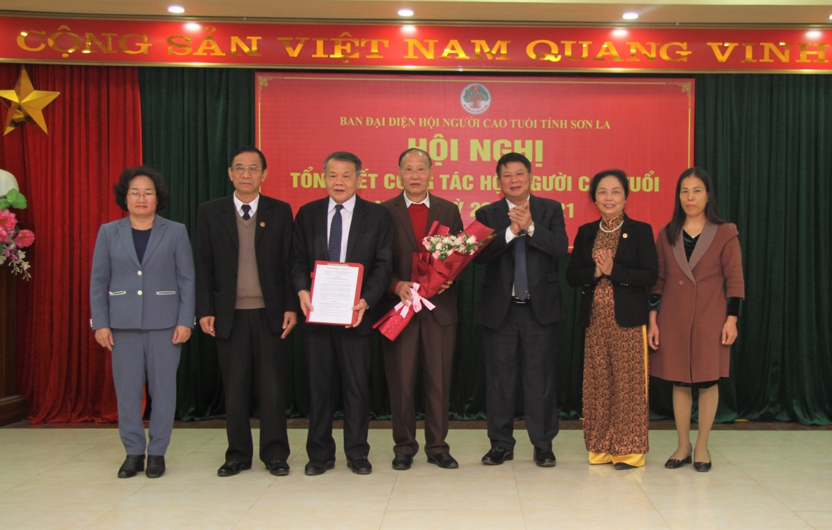 Ông Lò Minh Hùng trao Quyết định kiện toàn cho BĐD Hội NCT tỉnh Sơn La nhiệm kì 2021-2026