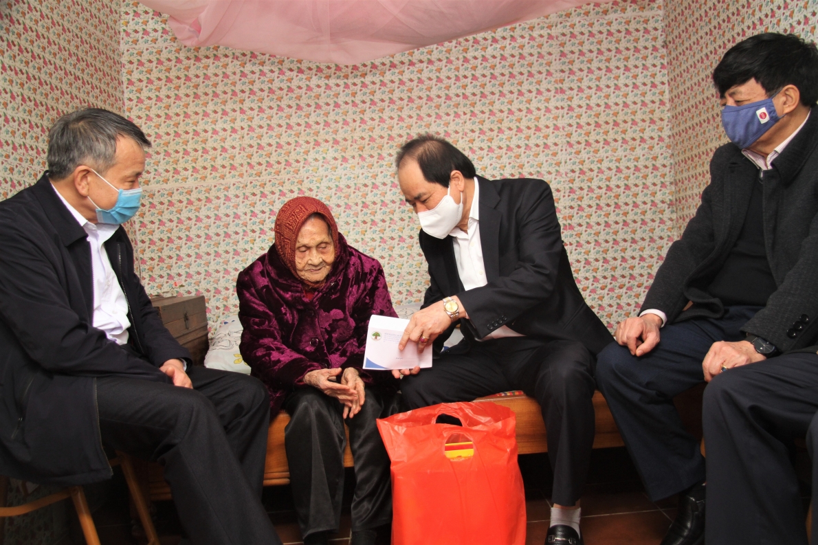 Phó Chủ tịch Trương Xuân Cừ tặng quà NCT có hoàn cảnh khó khăn của TP Sơn La