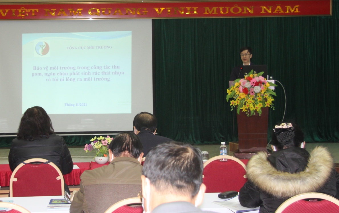 Các đại biểu nghe giới thiệu chuyên đề bảo vệ môi trường, phòng chống rác thải nhựa