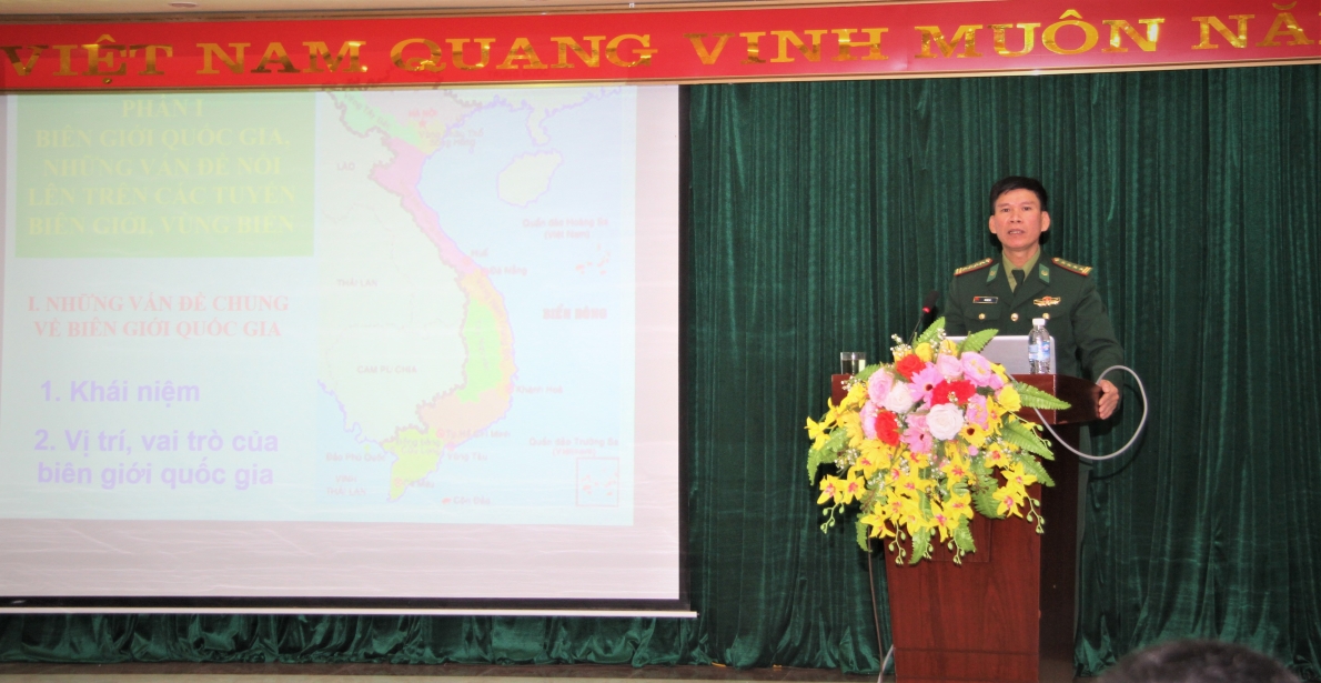 Giảng viên Bộ Tư lệnh Bộ đội Biên phòng giới thiệu chuyên đề bảo vệ an ninh biên giới