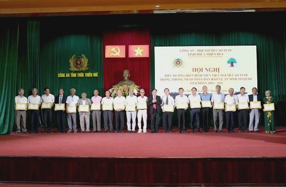 Lãnh đạo Hội NCT tỉnh Thừa Thiên Huế trao Giấy khen cho các các nhân tiêu biểu