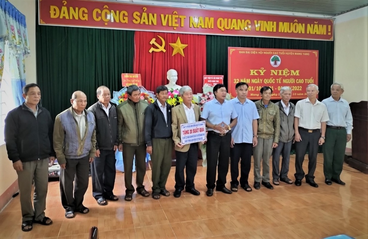 Lãnh đạo Hội NCT huyện Mang Yang tiếp nhận 20 suất quà (mỗi xuất 1 triệu đồng) của Công ty CP Tập đoàn Sữa Quốc tế GERMANY tặng NCT hoàn cảnh khó khăn