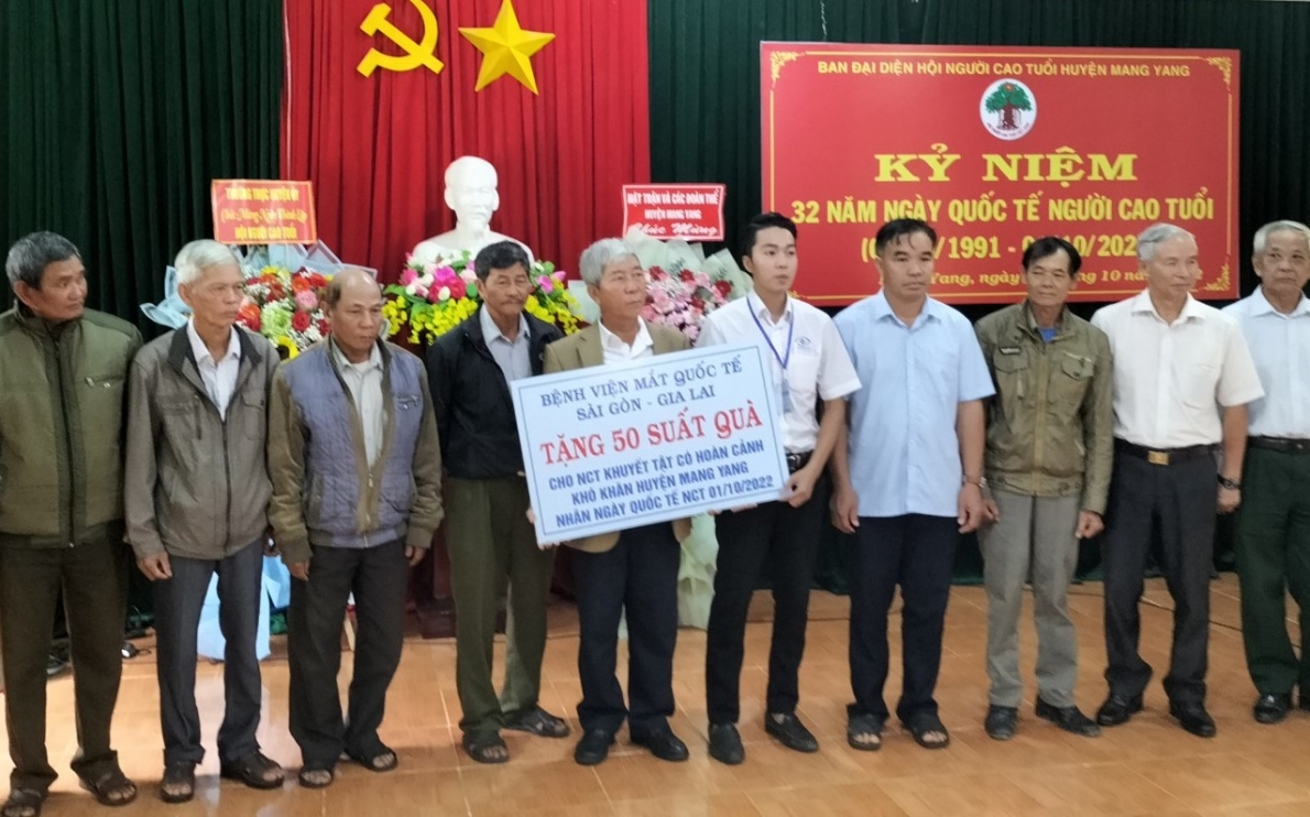 Lãnh đạo Hội NCT huyện Mang Yang tiếp nhận 50 suất quà (mỗi suất 200 ngàn đồng) do Bệnh viện Mắt Quốc tế Sài Gòn - Gia Lai tặng NCT khuyết tật có hoàn cảnh khó khăn