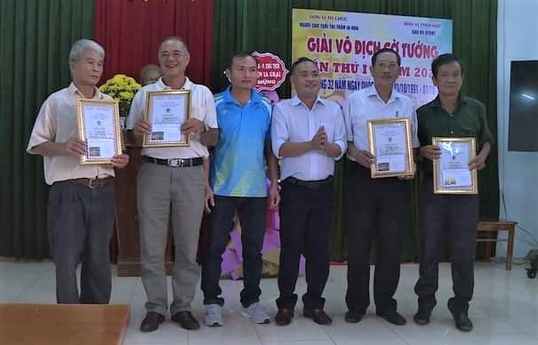 Chủ tịch UBND thị trấn Ia Kha và nhà tài trợ trao các giải Nhất, Nhì, Ba cho các kì thủ