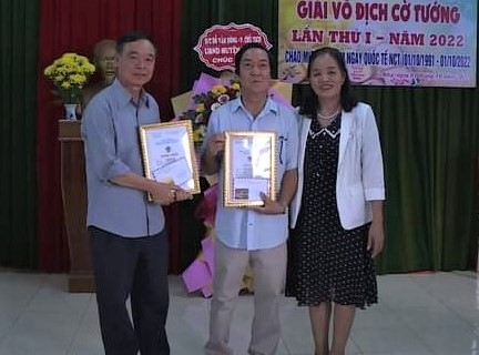 Bà Nguyễn Thị Lan, Chủ tịch Hội NCT thị trấn Ia Kha trao giải phong cách và giải kì thủ có bàn cờ đẹp nhất