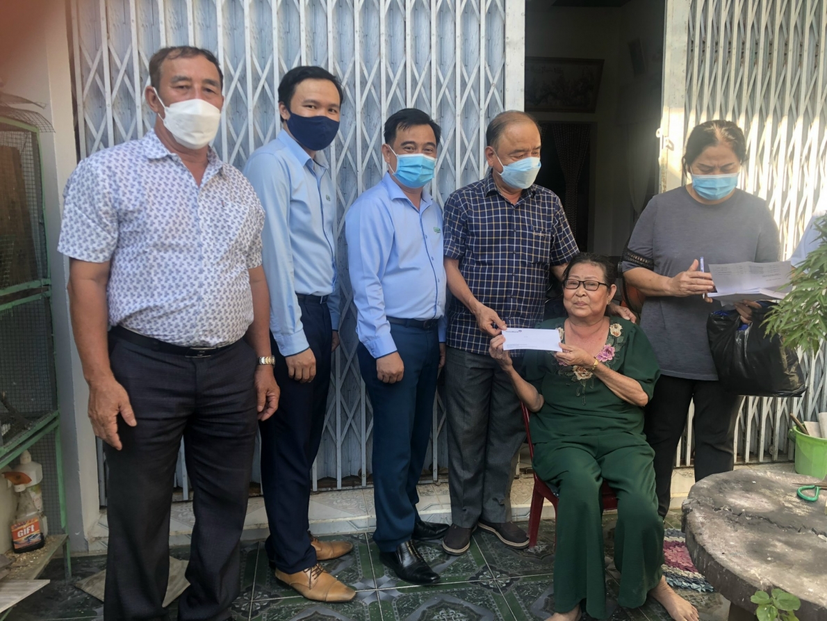 Tặng quà NCT hoàn cảnh khó khăn tỉnh Khánh Hòa