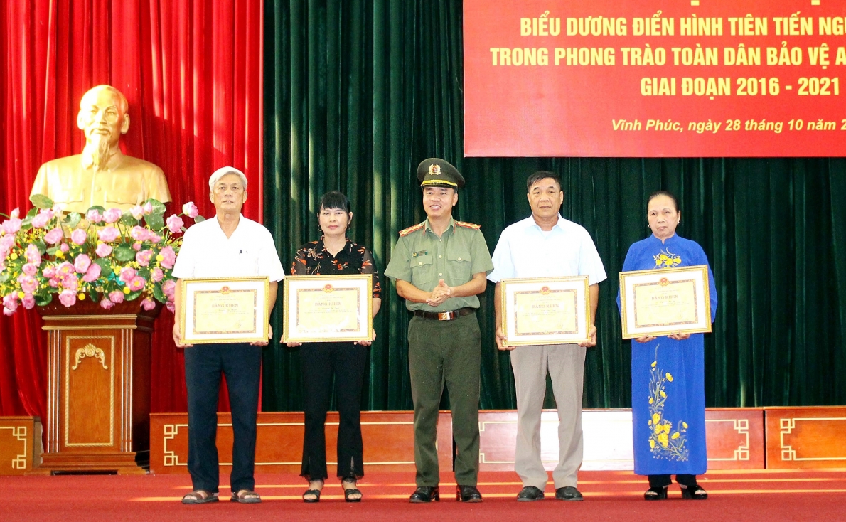 Công an tỉnh Vĩnh Phúc khen thưởng NCT tiêu biểu bảo vệ an ninh Tổ quốc giai đoạn 2016-2021