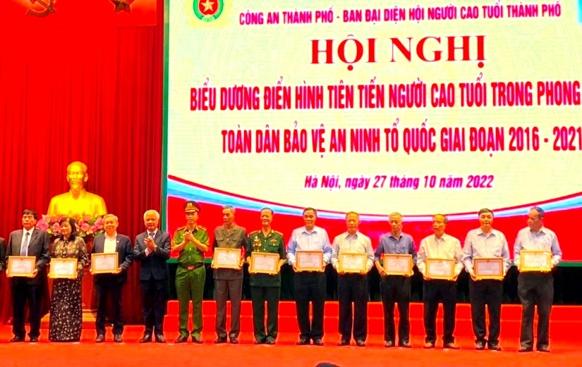 Hội NCT và Công an TP Hà Nội khen thưởng các tập thể, cá nhân xuất sắc