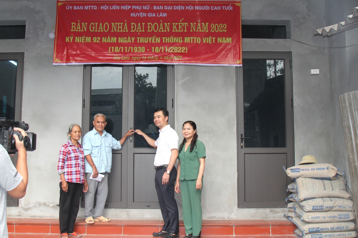 Lãnh đạo MTTQ và Hội NCT huyện trao nhà Đại đoàn kết cho ông Vũ Tiến Ảnh