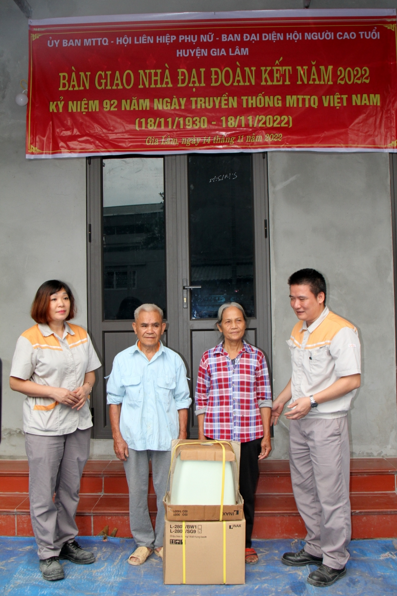 Nhà tài trợ Công ty Lixil (Nhật Bản) tặng quà ông Vũ Tiến Ảnh