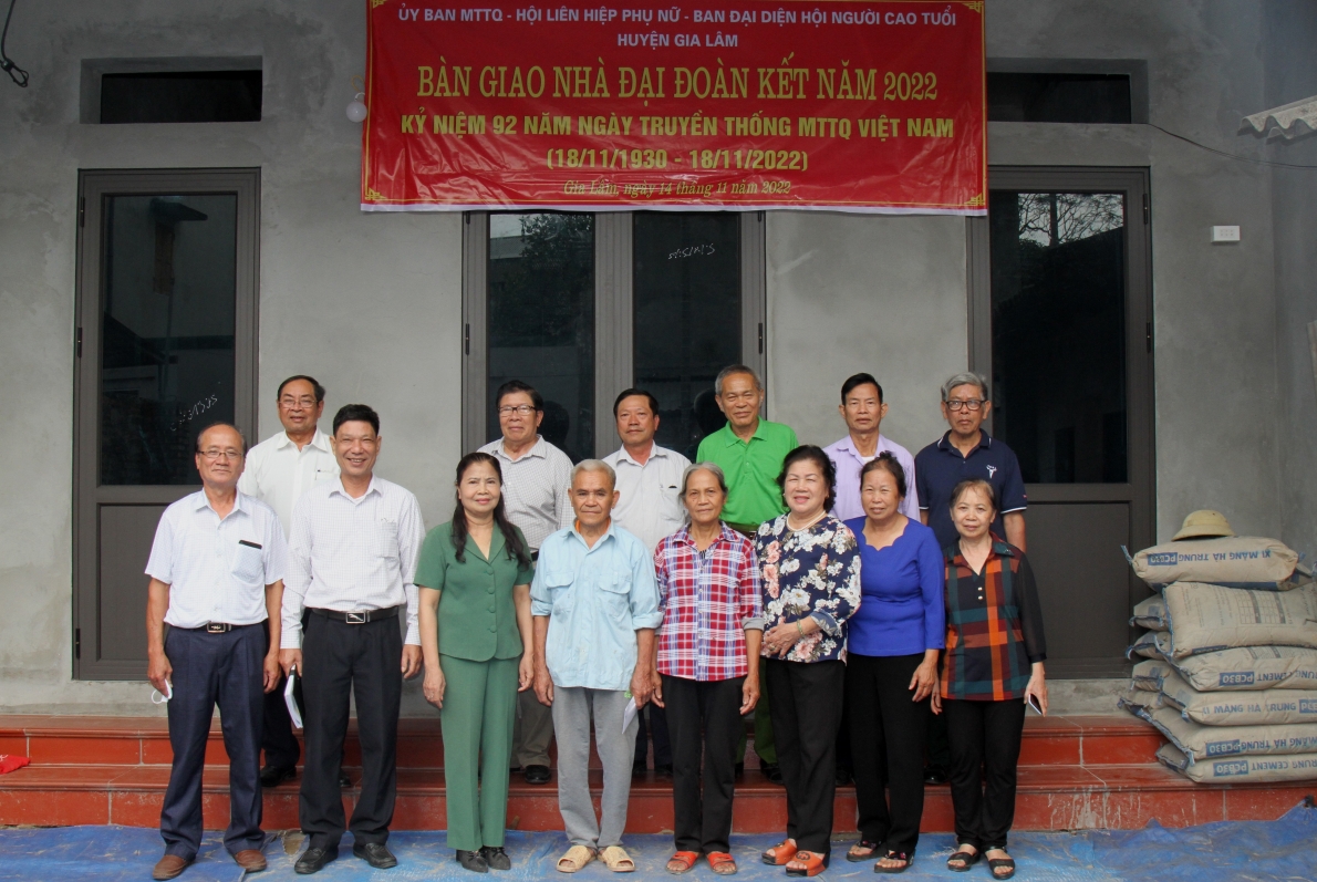 Hội NCT tặng quà vợ chồng ông Vũ Tiến Ảnh