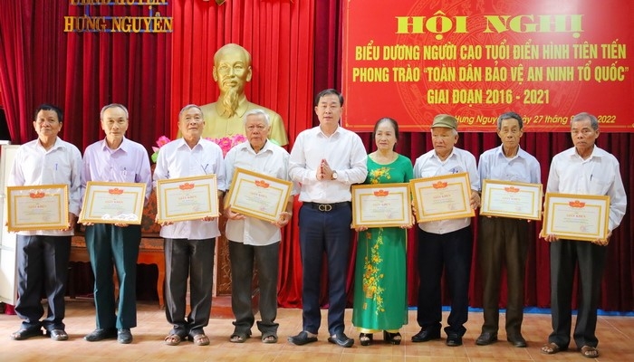 UBND Hưng Nguyên, tỉnh Nghệ An tặng Giấy khen cho 8 tập thể và cá nhân là điển hình tiên tiến NCT tham gia bảo vệ an ninh Tổ quốc