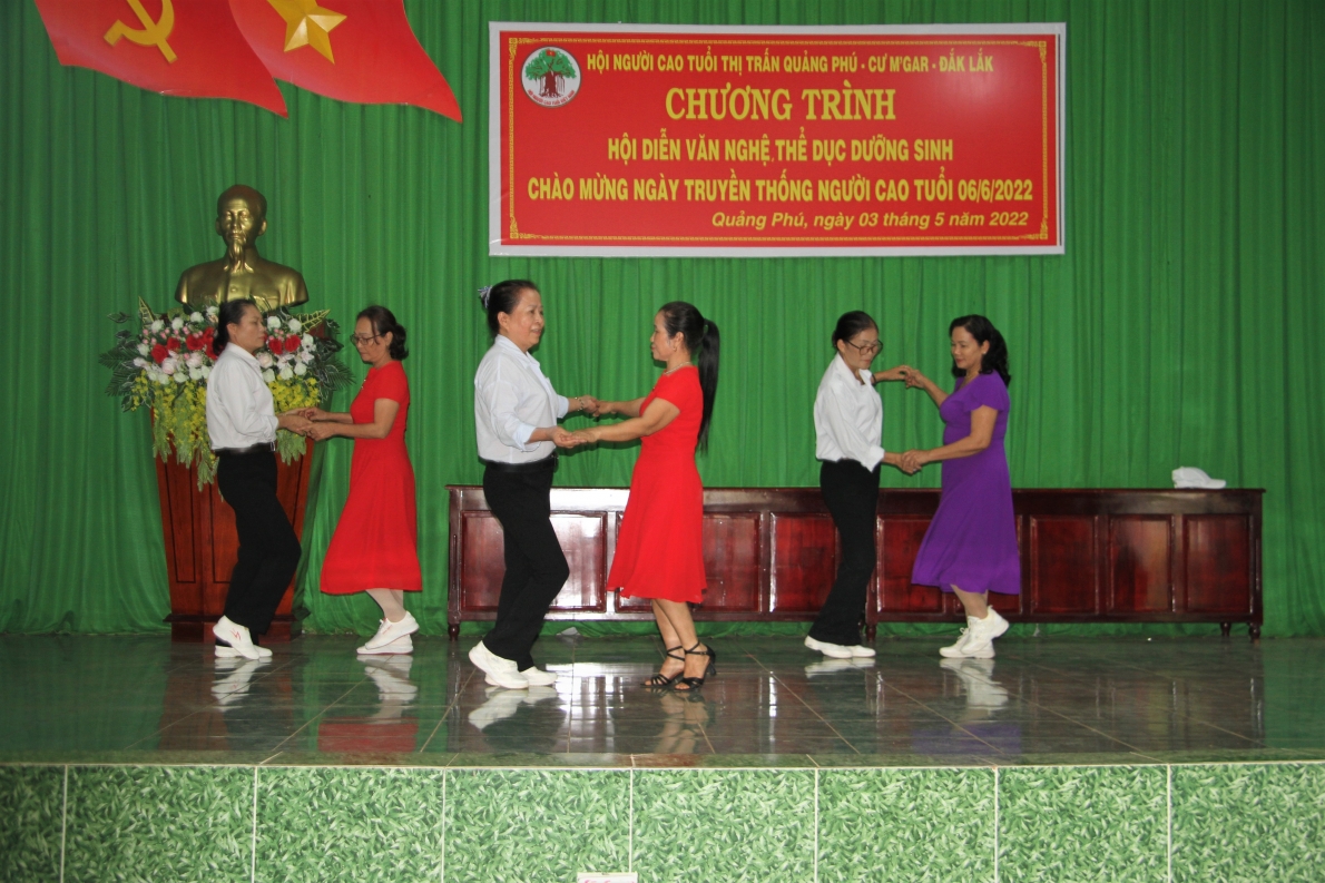 Tiết mục khiêu vũ dưỡng sinh của CLB Dưỡng sinh - Thể dục thể thao NCT thị trấn Quảng Phú, huyện Cư M'gar, tỉnh Đắk Lắk