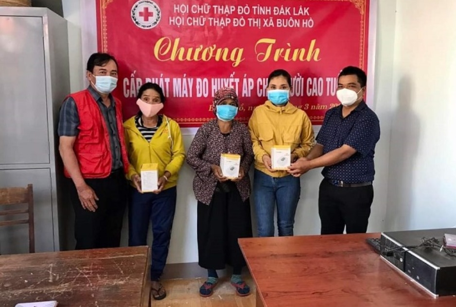 Tặng máy đo huyết áp cho NCT thị xã Buôn Hồ, tỉnh Đắk Lắk