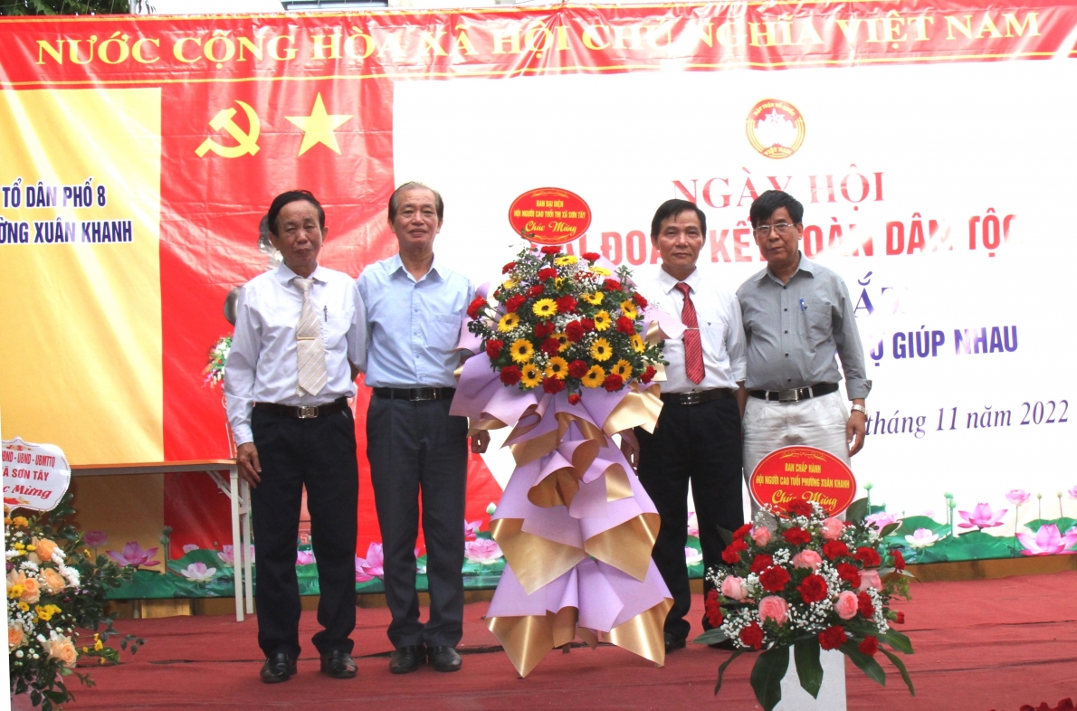 Hội NCT thị xã Sơn Tây tặng hoa chúc mừng CLB LTHTGN tổ 8 phường Xuân Khanh