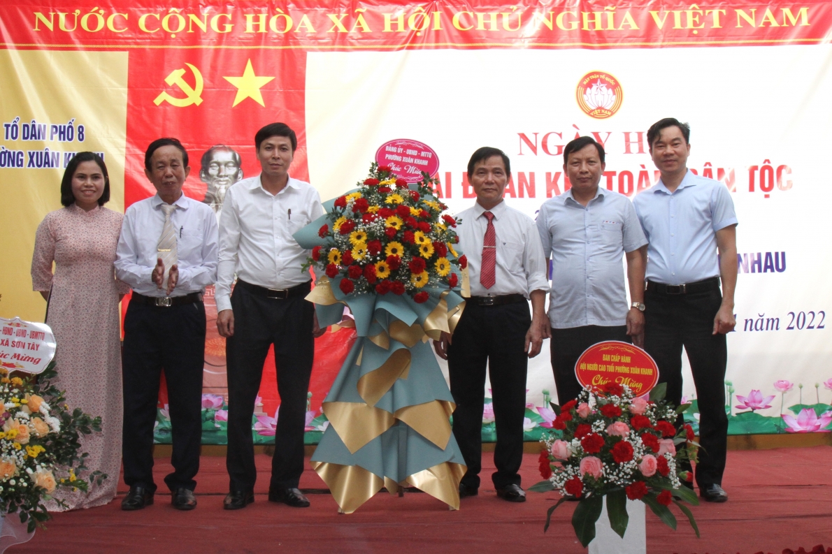 Lãnh đạo phường Xuân Khanh tặng hoa chúc mừng CLB