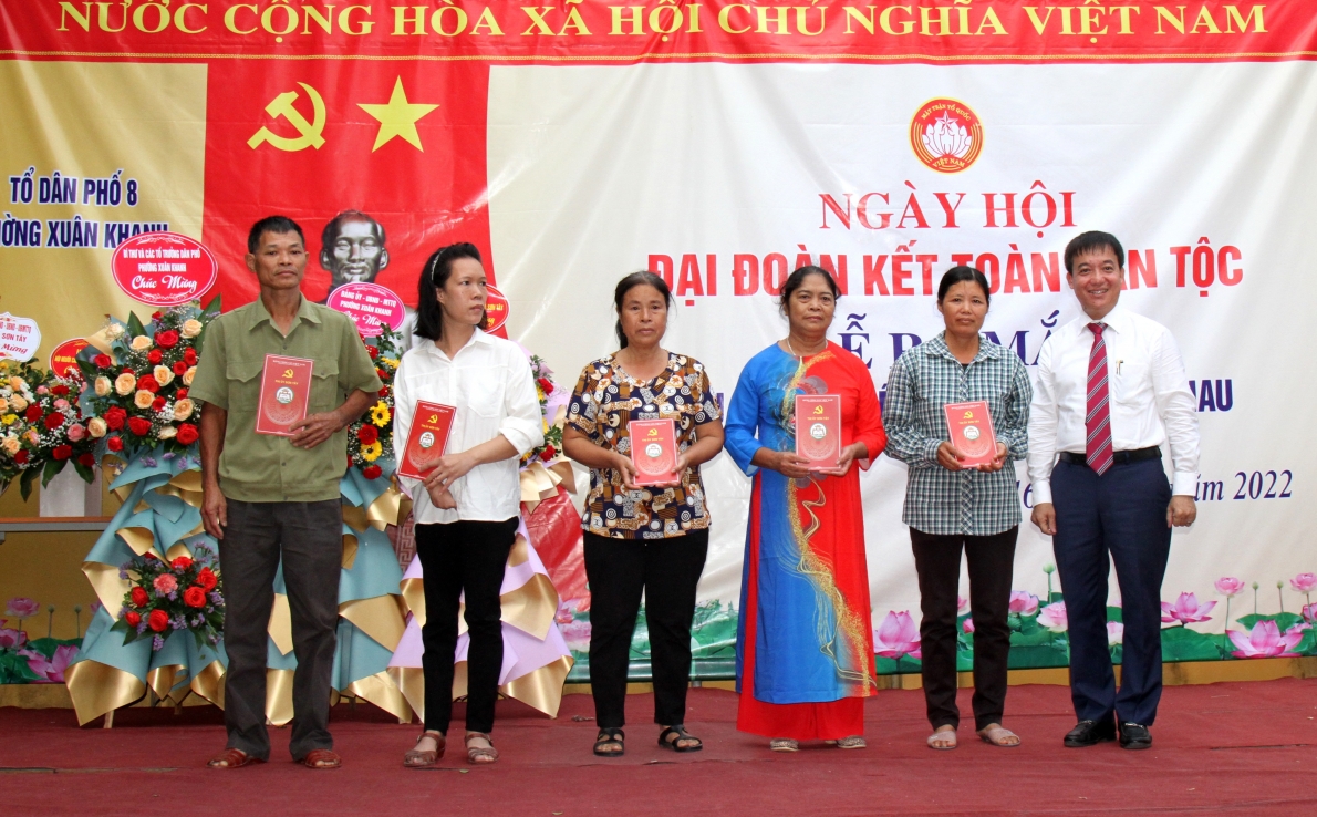 Lãnh đạo thị xã Sơn Tây tặng quà người nghèo, người tàn tật, NCT hoàn cảnh khó khăn của Tổ 8