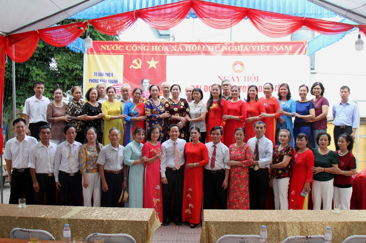 Các thành viên CLB LTHTGN tổ dân phố 8 chụp ảnh lưu niệm