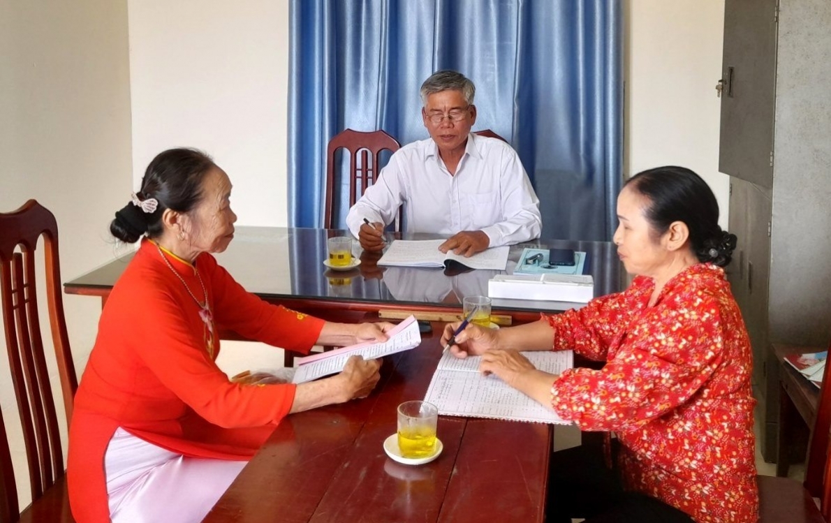 Bà Hà Thị Lập (bên phải) trao đổi công việc với lãnh đạo Hội NCT xã Mỹ Thái