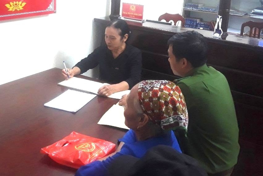 Bà Hà Thị Lập trao đổi tình hình địa bàn với Lực lượng Công an xã
