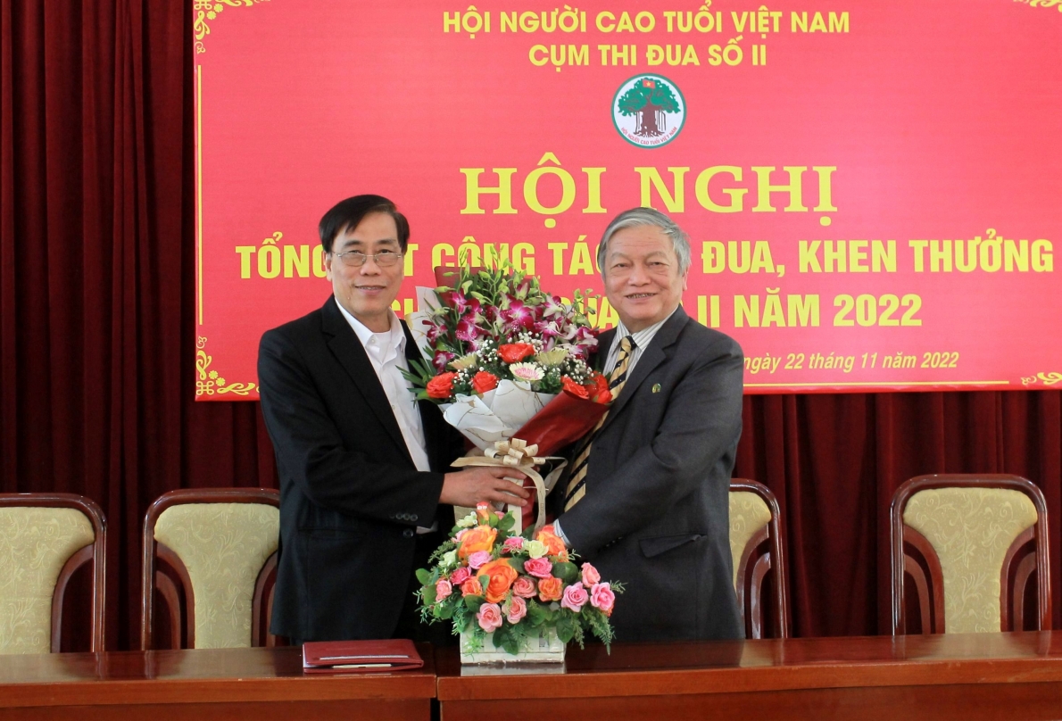 Bàn giao Cụm trưởng thi đua năm 2023 cho Hội NCT tỉnh Lạng Sơn