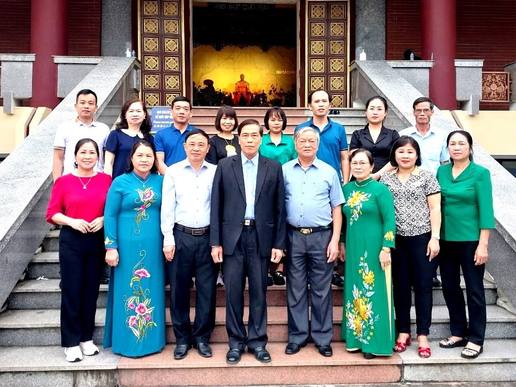 Các đại biểu chụp ảnh lưu niệm