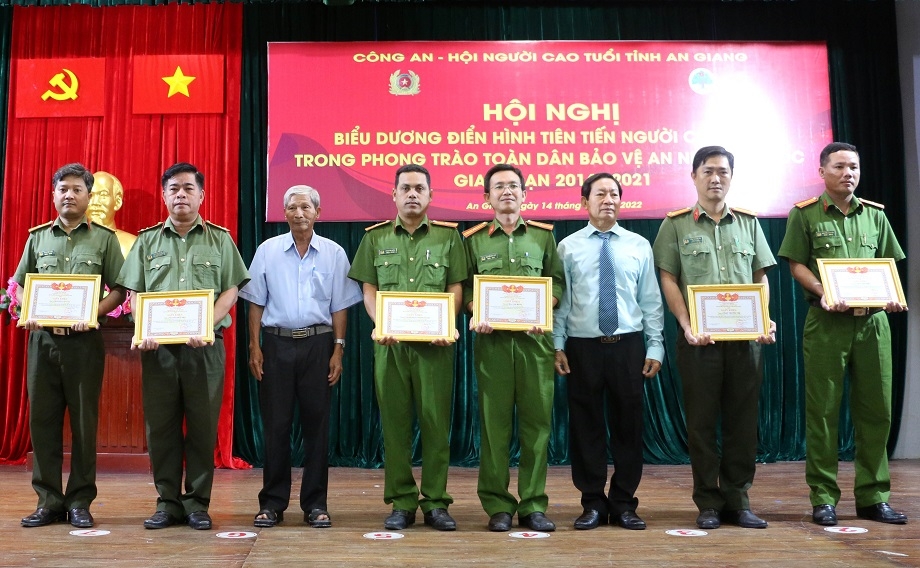 Hội NCT khen thưởng các cá nhân tiêu biểu
