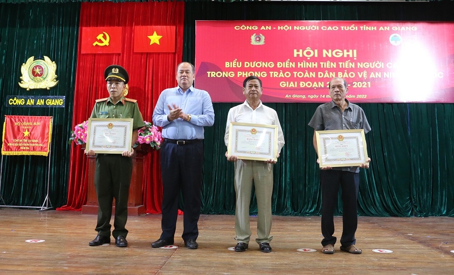 Trao Bằng khen của UBND tỉnh cho các tập thể, cá nhân xuất sắc
