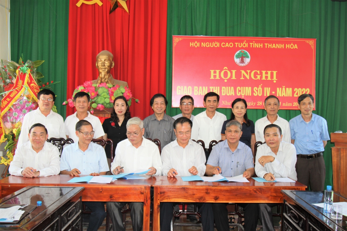 Hội NCT các huyện Cụm thi đua số IV Hội NCT tỉnh Thanh Hóa kí kết giao ước thi đua