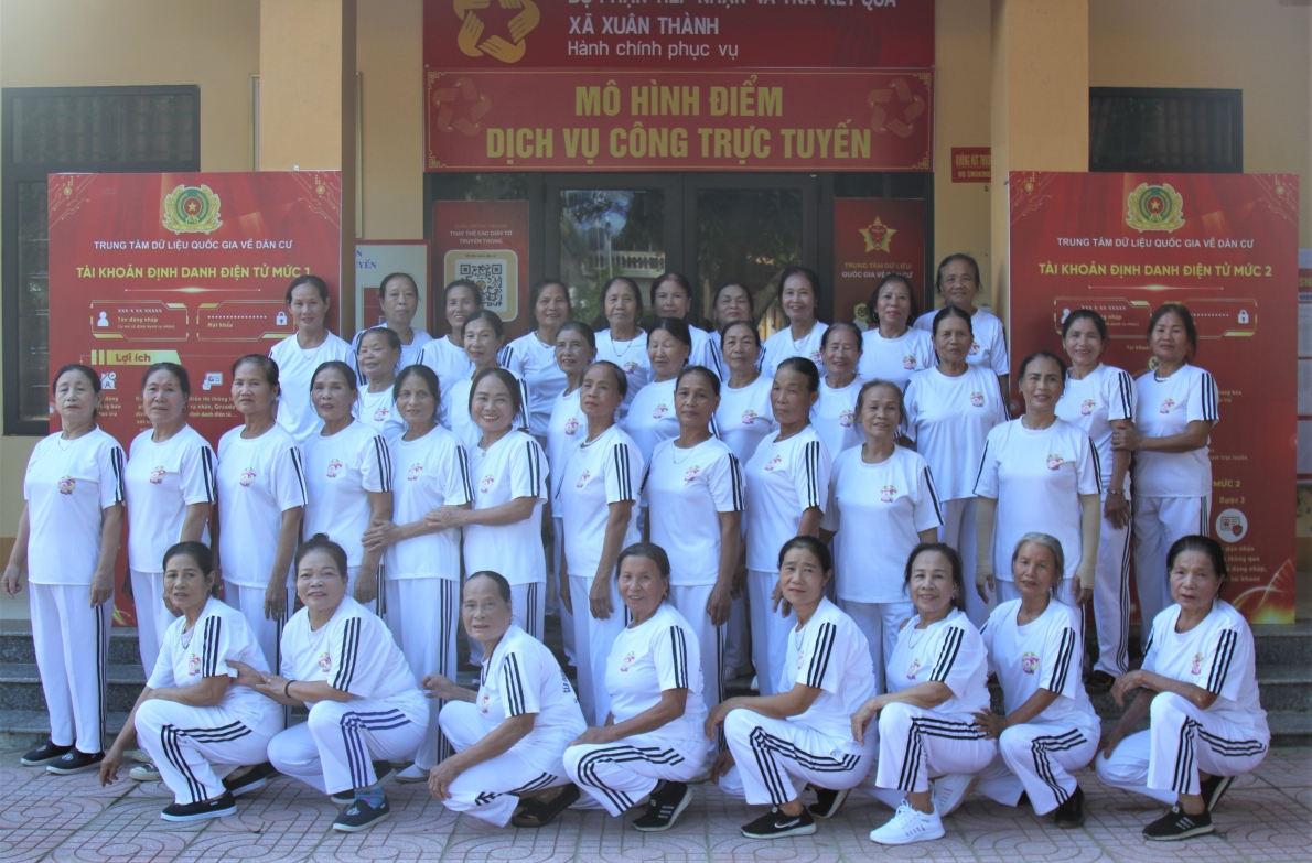 Các thành viên CLB DSTT NCT xã Xuân Thành, huyện Nghi Xuân, tỉnh Hà Tĩnh