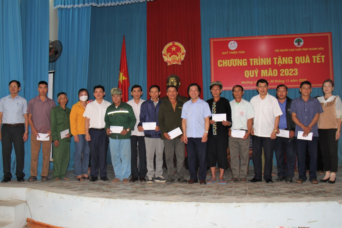 Lãnh đạo Hội NCT tỉnh Thanh Hóa và lãnh đạo huyện Mường Lát trao quà của Quỹ Thiện Tâm cho NCT nghèo của huyện